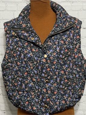 Floral Quilted Puffer Crop Vest Size S Black with Blue & Rust Flowers  **FLAW**